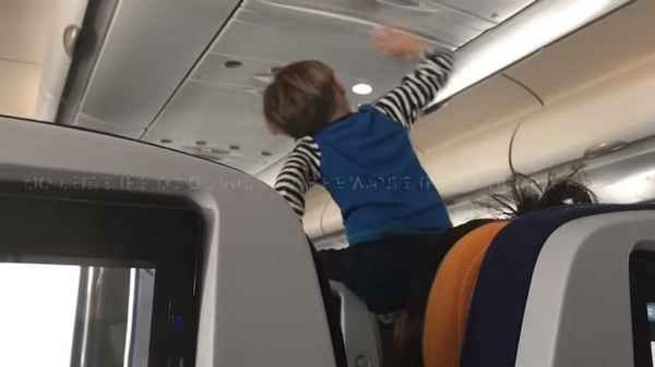Маленький мальчик кричал в самолете 8 часов без остановки из-за отсутствия на борту интернета