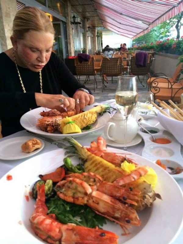 В сети обсуждают фото "искусанной пчелами" Максаковой, поедающей морепродукты в дорогом ресторане