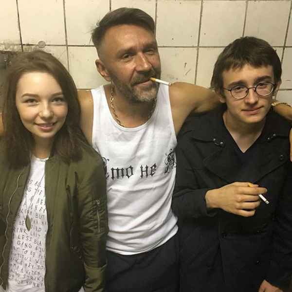 «Дочь пьет, курит и матерится»: Сергeй Шнуров объяснил, почему не хочет часто видиться со своими детьми