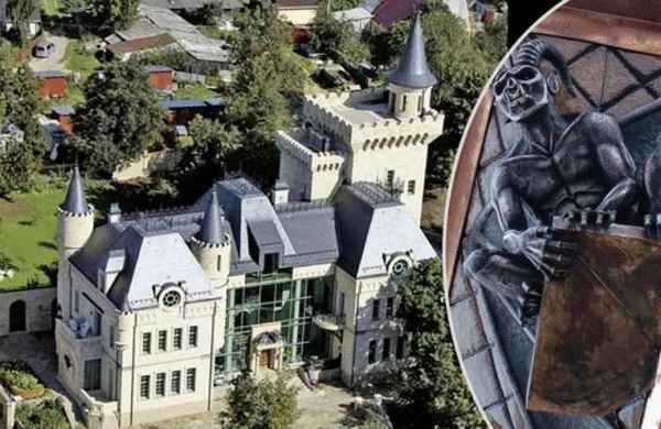 "Грохнутся на нас эти дpaконы!": роскошный замок Галкина и Пугачевой рушится на глазах местных жителей