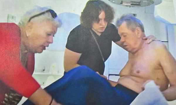 Великий артист на грани: в прессу просочились душераздирающие снимки Караченцова в больнице