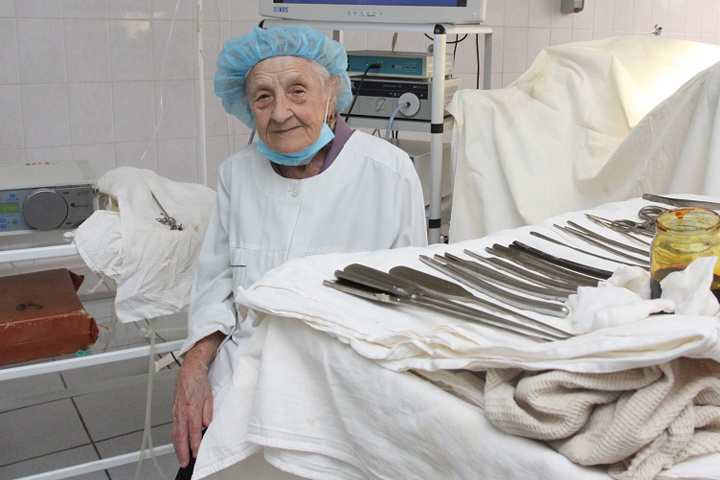 Знакомьтесь, старейший в мире хирург из России