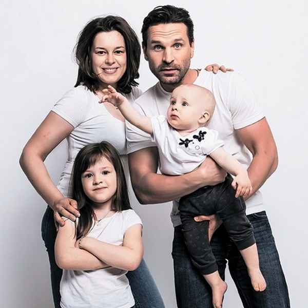  Актер виктор добронравов и его семья фото
