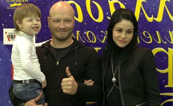  Никита панфилов с женой и сыном