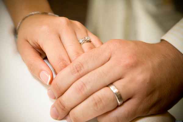  Бывший муж носит обручальное кольцо