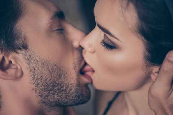  Бывший муж целует в губы