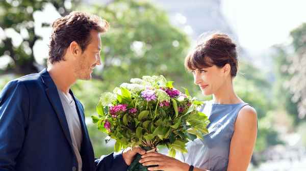  К чему бывший муж дарит цветы