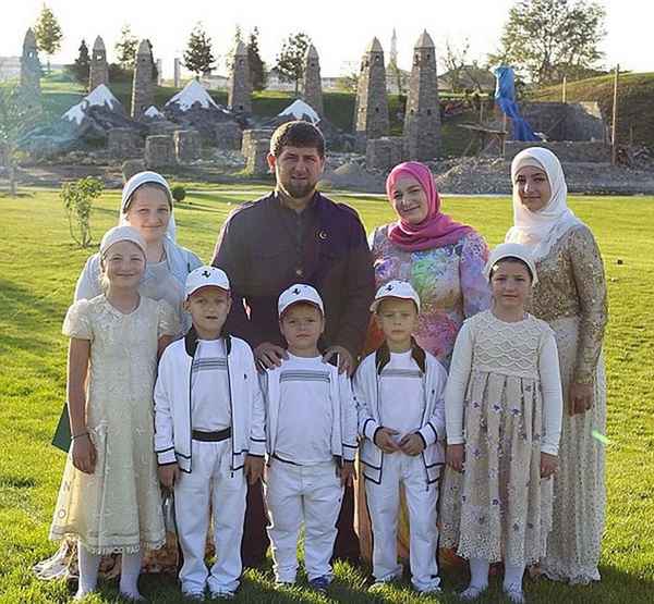  Кадыров рамзан с женой и детьми фото