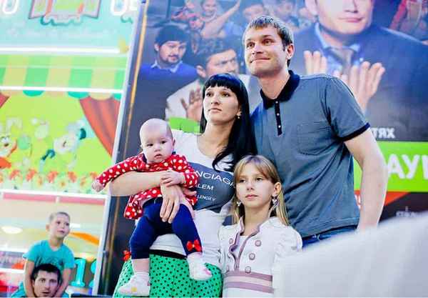 Николай Наумов и его жена и дети (фото)