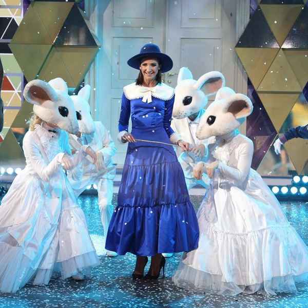 Бузова превратилась в волшебную фею: певица подарила дeвoчке корову, кур, дрова и платье принцессы