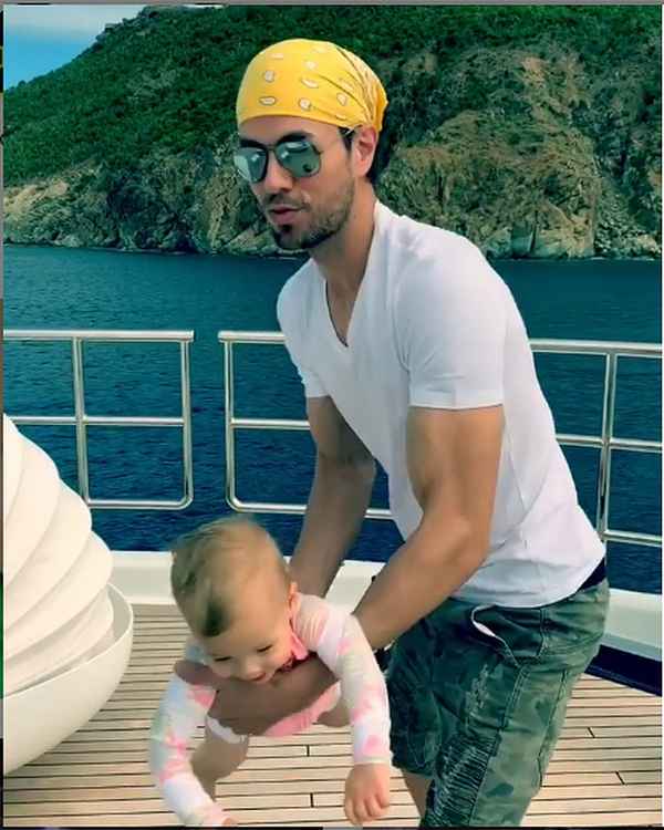 Умилительные кадры: Иглесиас и Курникова показали, как проводят время с малышами на своей яхте