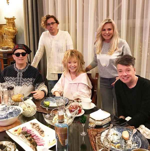 Оливье и селедка: новогодний пир звездной четы Пугачевой и Галкина в фамильном замке оказался скромным