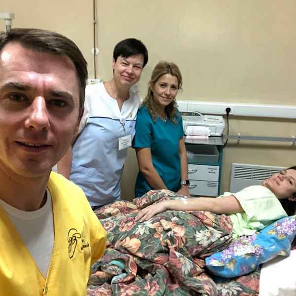 Петренко жалеет, что доверил Богу здоровье жены и публикует чересчур смелые фото из больничной палаты