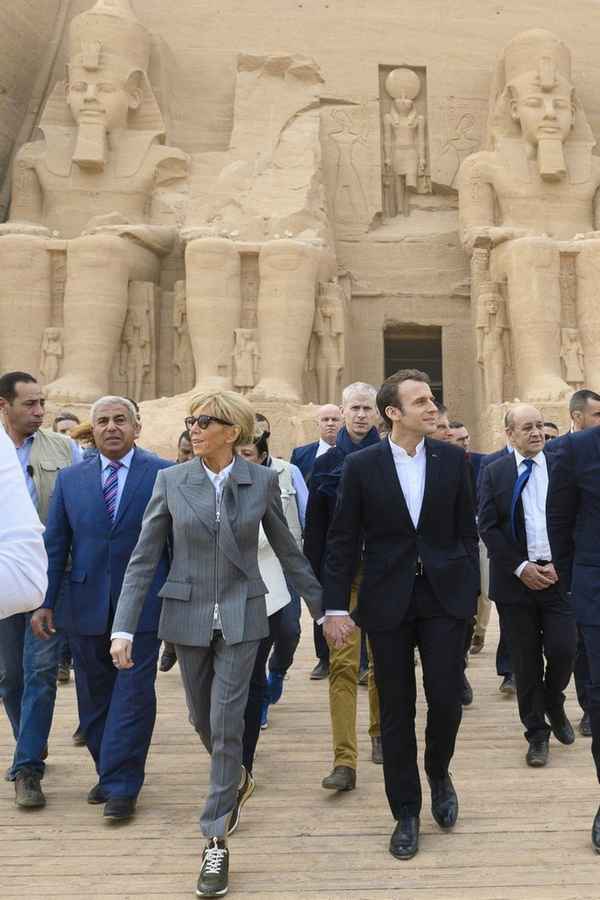Весь мир возмущен неподобающим нарядом первой леди Франции, в котором она посетила египетский храм