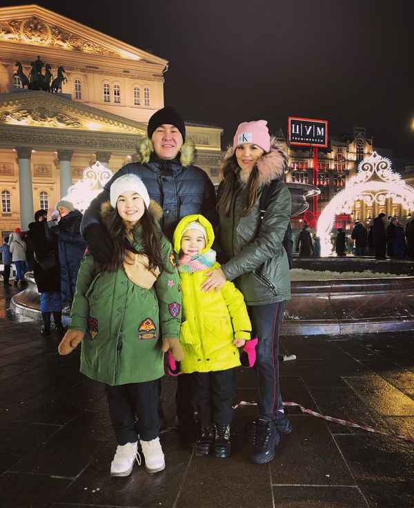 Юморист Азамат Мусагалиев впервые показал свою счастливую семьюлюбимую жену и дочек-красавиц