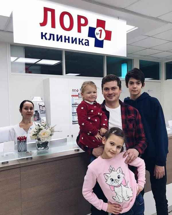 Многодетный отец Александр Пашков поделился новым снимком с двумя новорожденными малышами