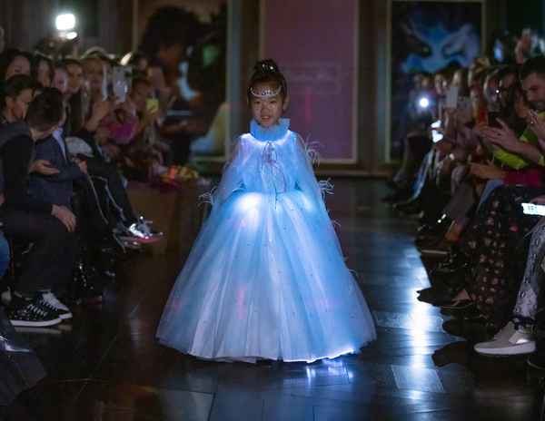 Дочь Ани Лоpaк в роскошном платье принцессы стала самой яркой звездой модного показа детских нарядов