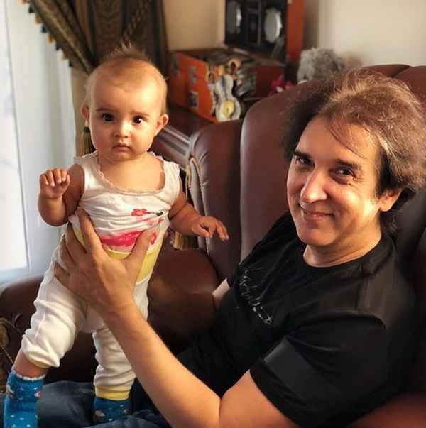 Уникальное фото из семейного архива: Кай Метов впервые показал, как выглядят его дочь и годовалая внучка