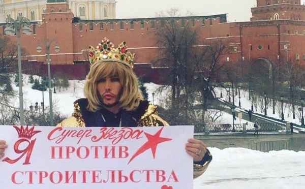 «Король гламура» Сергeй Зверев вышел на одиночный пикет к Кремлю ради спасения природных богатств