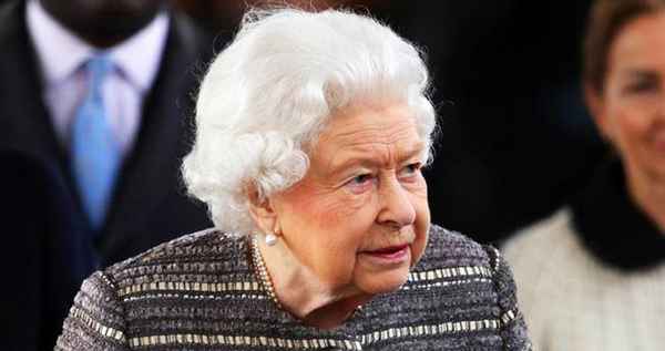 «Гангрена или ожог?»: подданные Елизаветы II напуганы гигантскими размерами синего пятна у нее на руке