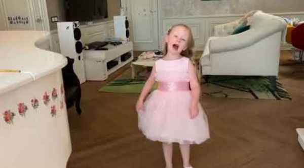 Игорь Николаев в трогательном видео показал поклонникам, как его кроха-дочь исполняет песенку про мишку