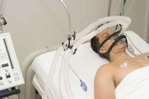 Двухсторонняя пневмония и отек мозга: состояние подключенной к аппаратам Юлии Началовой резко ухудшилось