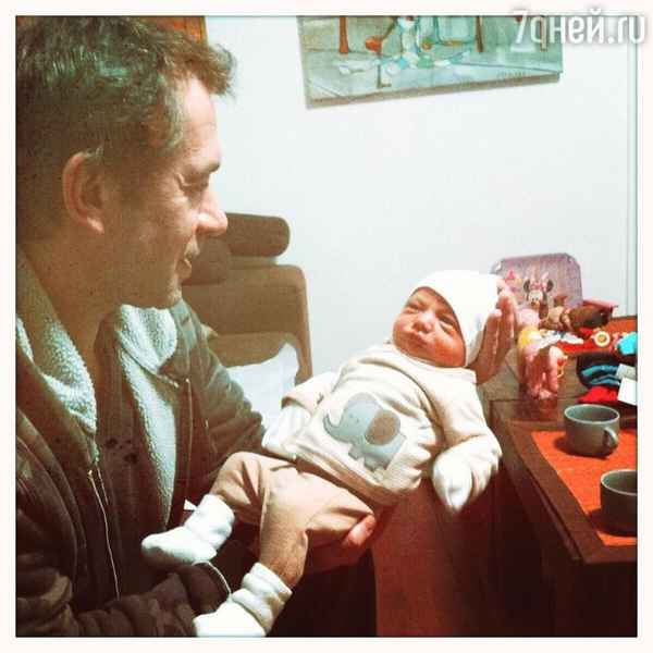 Дочь Мария показала милый снимок знаменитого Владимира Машкова с новорожденной внучкой на руках