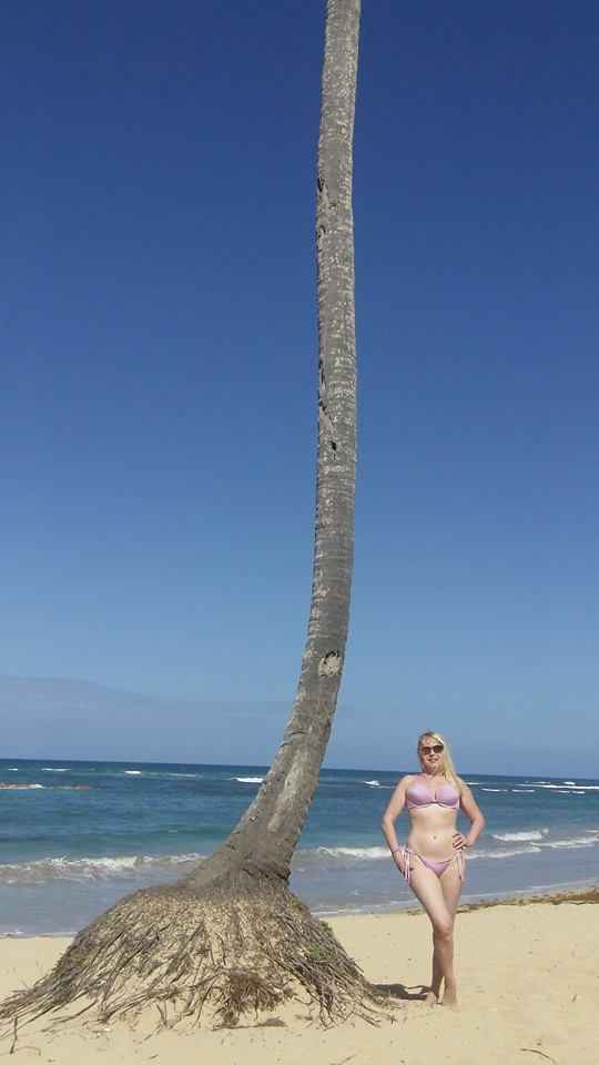 На пляже в бикини: актриса Елена Кондулайнен отметила 61-летие эффектной фотосессией в Доминикане