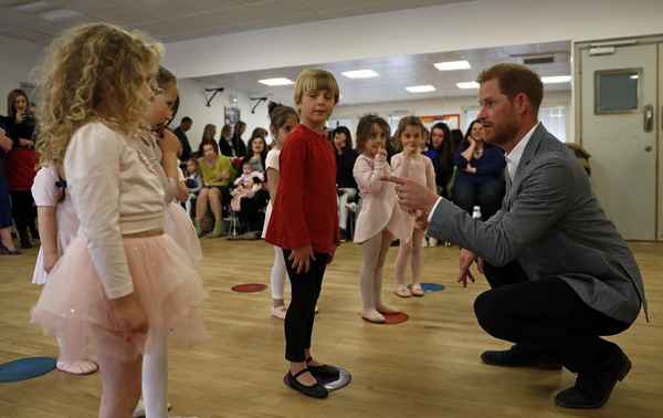 Народ пришел в восторг от милого поступка принца Гарри, сплясавшего с малышами в балетном классе