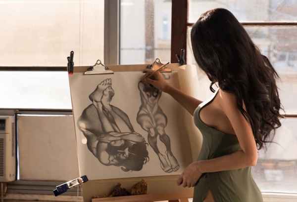 Шедевры в стиле ню: молодая художница-жена Александра Цекало предпочитает рисовать мужчин без одежды