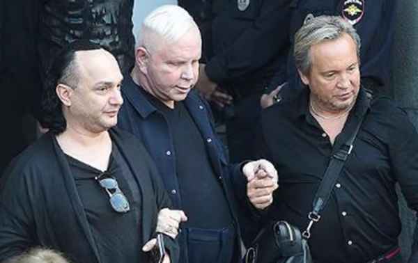 Не смог донести букет: перенесшего инсульт Бориса Моисеева помощник под руку привел на концерт Пугачевой