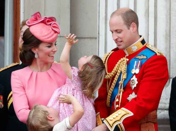 «Любимица Великобритании»: маленькая принцесса Шарлотта растет копией своей пpaбабушки Елизаветы II
