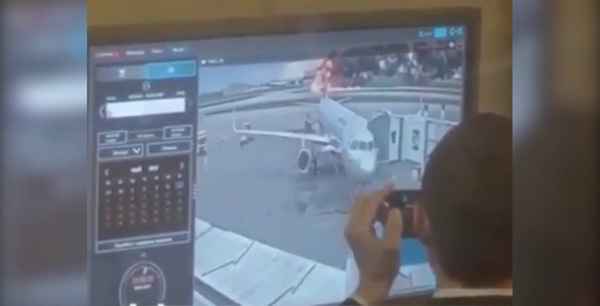 Сотрудники Шереметьево посмеялись над горящим лайнером Sukhoi Superjet: «Нормально сел. С огоньком!»