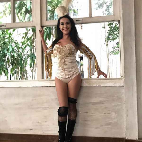 Стройное тело paбыни Изауры: бразильская актриса показала идеальную фигуру в шелковом боди