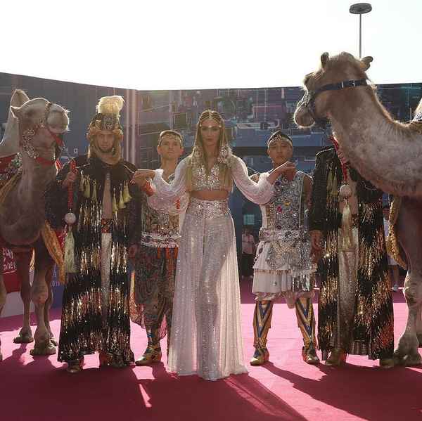 Вместе с верблюдом: Ольга Бузова поразила всех на красной дорожке МУЗ-ТВ нарядом восточной принцессы