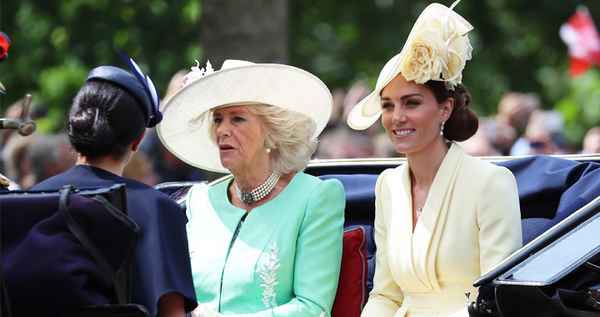 Располневшая Меган Маркл впервые после рождения первенца появилась на публике ради королевы Великобритании Елизаветы II