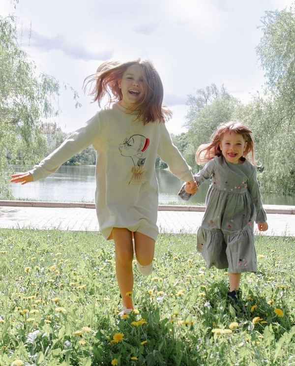 «Так дeвoчка или мальчик?»: младшую дочку актрисы Елены Подкаминской высмеяли в сети за внешний вид