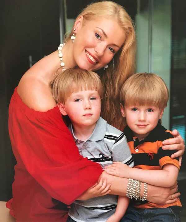 Настоящие красавцы: Мария Шукшина показала подросших сыновей-близнецов и фамильное сходство поражает