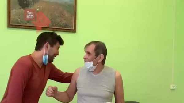 Опубликовано видео конфликта тяжелобольного Бари Алибасова с врачом, где продюсер ведет себя странно