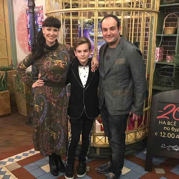 «Какие у Вас красивые дети!»: Нонна Гришаева появилась на важном мероприятии в сопровождении дочери и сына
