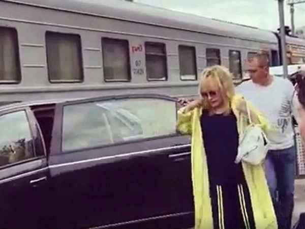 Начальнику Рижского вокзала грозит увольнение после инцидента с автомобилем Аллы Пугачевой на перроне
