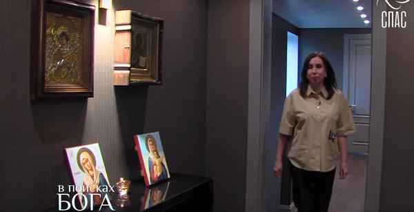 "Во всех комнатах иконы и антикварная мебель": экс-супруга Валерия Меладзе показала интерьер роскошного особняка