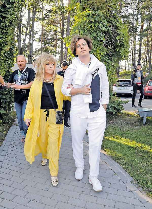 Мини-шорты, цепи и декольте: стилисты вынесли вердикт гардеробу Аллы Пугачевой на фестивале "Рандеву"
