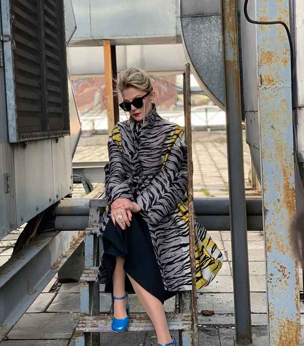 Невозможно отвести глаз: 52-летняя актриса Рената Литвинова предстала в стильном образе для прохладного лета