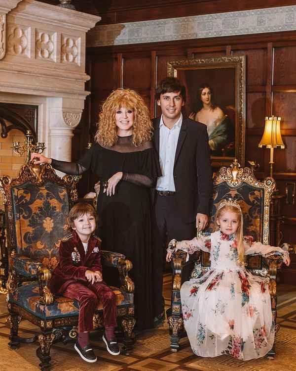 "Королева Елизавета": фотография Пугачевой и Галкина с детьми в историческом интерьере восхитила фанатов