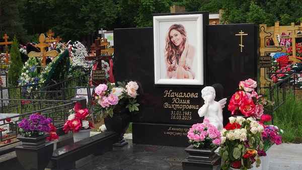Фанаты оскорбили дочь Веры Глаголевой, а она показала особый проект надгробного монумента у матери на могиле