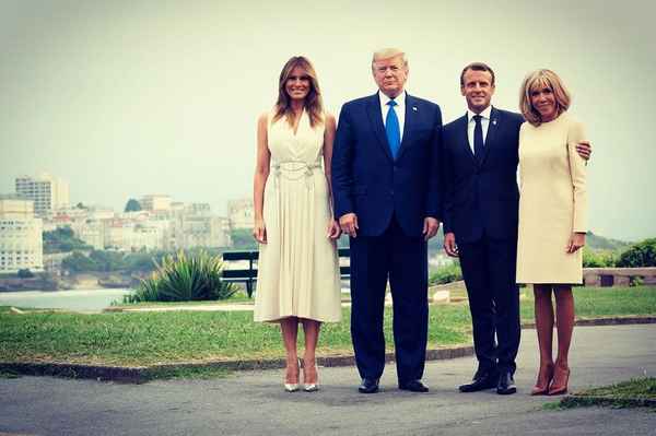 Брижит Макрон в стильном платье составила конкуренцию своей красотой гостье Франции эффектной Меланье Трамп