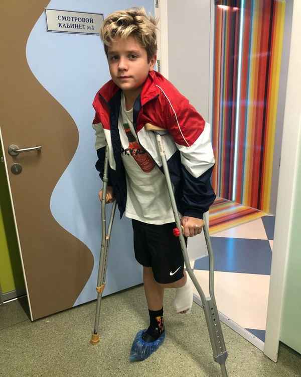 Сын Татьяны Булановой серьезно пострадал, с трудом передвигается на костылях и не будет посещать школу