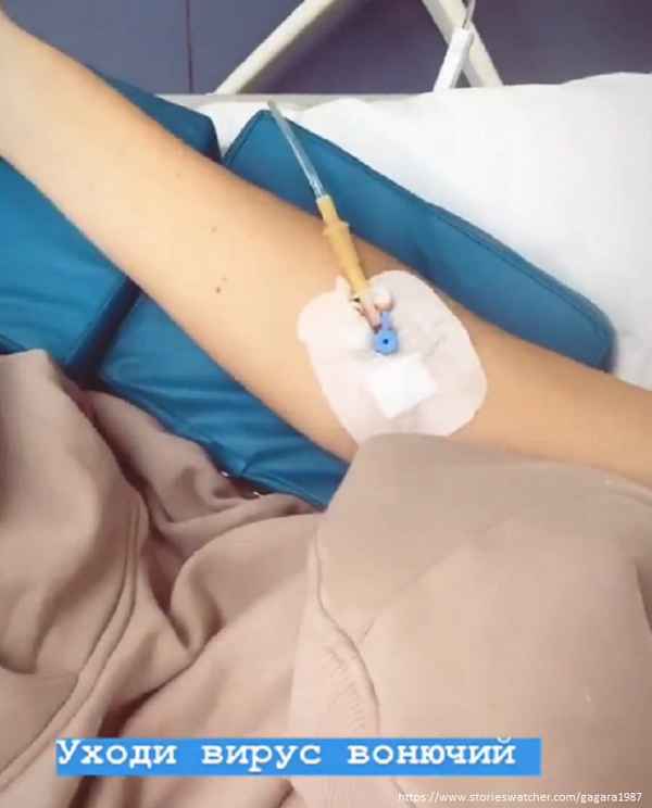 Полина Гагарина находится в больнице под капельницей: напряженный рабочий график выбил звезду из колеи