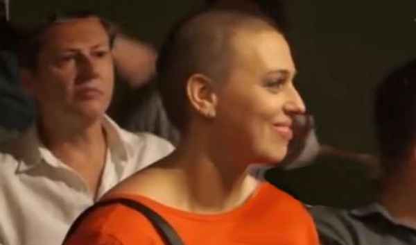 Смелый поступок: актриса Нелли Уварова обрила голову в поддержку тяжелобольной Анастасии Заворотнюк